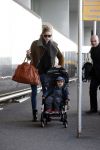 Amsterdam Schiphol 13 maart 2013
Doutzen Kroes en haar zoon Phyllon worden thuis door taxi opgehaald en naar schiphol gebracht.
Peter Smulders bv