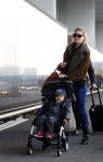 Amsterdam Schiphol 13 maart 2013
Doutzen Kroes en haar zoon Phyllon worden thuis door taxi opgehaald en naar schiphol gebracht.
Peter Smulders bv
