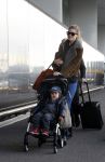 Amsterdam Schiphol 13 maart 2013
Doutzen Kroes en haar zoon Phyllon worden thuis door taxi opgehaald en naar schiphol gebracht.
Peter Smulders bv
