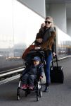 Amsterdam Schiphol 13 maart 2013
Doutzen Kroes en haar zoon Phyllon worden thuis door taxi opgehaald en naar schiphol gebracht.
Peter Smulders bv