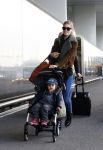 Amsterdam Schiphol 13 maart 2013
Doutzen Kroes en haar zoon Phyllon worden thuis door taxi opgehaald en naar schiphol gebracht.
Peter Smulders bv