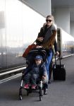 Amsterdam Schiphol 13 maart 2013
Doutzen Kroes en haar zoon Phyllon worden thuis door taxi opgehaald en naar schiphol gebracht.
Peter Smulders bv