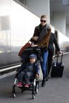 Amsterdam Schiphol 13 maart 2013
Doutzen Kroes en haar zoon Phyllon worden thuis door taxi opgehaald en naar schiphol gebracht.
Peter Smulders bv