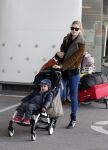 Amsterdam Schiphol 13 maart 2013
Doutzen Kroes en haar zoon Phyllon worden thuis door taxi opgehaald en naar schiphol gebracht.
Peter Smulders bv