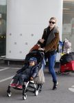Amsterdam Schiphol 13 maart 2013
Doutzen Kroes en haar zoon Phyllon worden thuis door taxi opgehaald en naar schiphol gebracht.
Peter Smulders bv