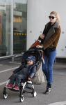 Amsterdam Schiphol 13 maart 2013
Doutzen Kroes en haar zoon Phyllon worden thuis door taxi opgehaald en naar schiphol gebracht.
Peter Smulders bv