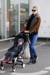 Amsterdam Schiphol 13 maart 2013
Doutzen Kroes en haar zoon Phyllon worden thuis door taxi opgehaald en naar schiphol gebracht.
Peter Smulders bv