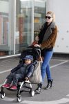 Amsterdam Schiphol 13 maart 2013
Doutzen Kroes en haar zoon Phyllon worden thuis door taxi opgehaald en naar schiphol gebracht.
Peter Smulders bv