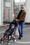 Amsterdam Schiphol 13 maart 2013
Doutzen Kroes en haar zoon Phyllon worden thuis door taxi opgehaald en naar schiphol gebracht.
Peter Smulders bv