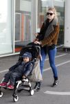 Amsterdam Schiphol 13 maart 2013
Doutzen Kroes en haar zoon Phyllon worden thuis door taxi opgehaald en naar schiphol gebracht.
Peter Smulders bv