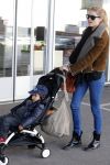 Amsterdam Schiphol 13 maart 2013
Doutzen Kroes en haar zoon Phyllon worden thuis door taxi opgehaald en naar schiphol gebracht.
Peter Smulders bv