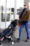 Amsterdam Schiphol 13 maart 2013
Doutzen Kroes en haar zoon Phyllon worden thuis door taxi opgehaald en naar schiphol gebracht.
Peter Smulders bv