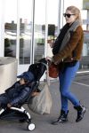 Amsterdam Schiphol 13 maart 2013
Doutzen Kroes en haar zoon Phyllon worden thuis door taxi opgehaald en naar schiphol gebracht.
Peter Smulders bv