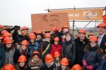 Utrecht 15 maart 2013
Frans Bauer Andre v Duin Antoinette Hertsenberg en Erica Terpstra leggen de eerste steen daar waar het nieuwe Kika kinderziekenhuis moet komen.
Peter Smulders bv