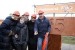 Utrecht 15 maart 2013
Frans Bauer Andre v Duin Antoinette Hertsenberg en Erica Terpstra leggen de eerste steen daar waar het nieuwe Kika kinderziekenhuis moet komen.
Peter Smulders bv