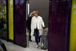 Schiphol 17 maart 2013
Badr Hari en Estelle Cruijff komen terug van de K1 finale in Zagreb waar Badr zijn voet gebroken heeft . Badr wordt in een rolstoel naar zijn auto gebracht. moeder Estelle
Peter Smulders bv