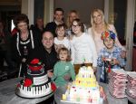 Amsterdam 6 maart 2013
Frans Bauer met Mariska Christiaan Frans Lucas en Jan in carre voor zijn 1000e optreden en de 8 e verjaardag van Frans Jr. Mariska heeft de taarten gemaakt.
Peter Smulders bv