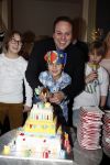 Amsterdam 6 maart 2013
Frans Bauer met Mariska Christiaan Frans Lucas en Jan in carre voor zijn 1000e optreden en de 8 e verjaardag van Frans Jr. Mariska heeft de taarten gemaakt.
Peter Smulders bv