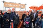Utrecht 15 maart 2013
Frans Bauer Andre v Duin Antoinette Hertsenberg en Erica Terpstra leggen de eerste steen daar waar het nieuwe Kika kinderziekenhuis moet komen.
Peter Smulders bv