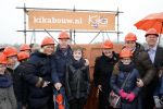Utrecht 15 maart 2013
Frans Bauer Andre v Duin Antoinette Hertsenberg en Erica Terpstra leggen de eerste steen daar waar het nieuwe Kika kinderziekenhuis moet komen.
Peter Smulders bv