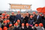 Utrecht 15 maart 2013
Frans Bauer Andre v Duin Antoinette Hertsenberg en Erica Terpstra leggen de eerste steen daar waar het nieuwe Kika kinderziekenhuis moet komen.
Peter Smulders bv