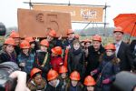 Utrecht 15 maart 2013
Frans Bauer Andre v Duin Antoinette Hertsenberg en Erica Terpstra leggen de eerste steen daar waar het nieuwe Kika kinderziekenhuis moet komen.
Peter Smulders bv