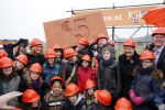 Utrecht 15 maart 2013
Frans Bauer Andre v Duin Antoinette Hertsenberg en Erica Terpstra leggen de eerste steen daar waar het nieuwe Kika kinderziekenhuis moet komen.
Peter Smulders bv