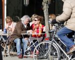 Amsterdam 4 maart 2013
Carolien v d Berg met een vriendin en Huub Stapel  op terras bij George.
Peter Smulders bv