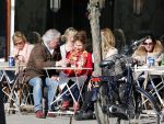Amsterdam 4 maart 2013
Carolien v d Berg met een vriendin en Huub Stapel  op terras bij George.
Peter Smulders bv