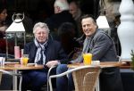 Amsterdam 8 maart 2013
Jan des Bouvrie op terras met een kennis.
Peter Smulders bv