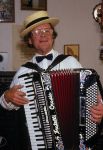 18 Oktober 1991 Jantje Koopmans met zijn vrouw en accordeon
Foto Peter Smulders BV