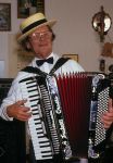 18 Oktober 1991 Jantje Koopmans met zijn vrouw en accordeon
Foto Peter Smulders BV