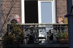 Amsterdam 5 maart 2013
John v d Rest op zijn balkon met ik denk zijn dochter.
Peter Smulders bv
