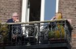 Amsterdam 5 maart 2013
John v d Rest op zijn balkon met ik denk zijn dochter.
Peter Smulders bv