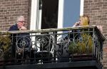 Amsterdam 5 maart 2013
John v d Rest op zijn balkon met ik denk zijn dochter.
Peter Smulders bv