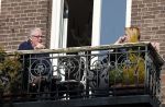 Amsterdam 5 maart 2013
John v d Rest op zijn balkon met ik denk zijn dochter.
Peter Smulders bv