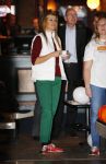 Utrecht 15 maart 2013
Prins van Oranje en Prinses Mï¿½xima gingen vanmorgen bowlen met bezoekers en vrijwilligers van het Catharijnehuis, Stichting Dagopvang Utrecht. Het Catharijnehuis biedt een ontmoetingsplaats voor dak- en thuislozen. Hier kunnen zij, met behulp van persoonlijke en praktische ondersteuning, in dagelijkse levensbehoeften voorzien en ingangen voor verdere hulpverlening vinden. De dienstverlening wordt voornamelijk geleverd door vrijwilligers.
Peter Smulders bv