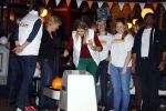 Utrecht 15 maart 2013
Prins van Oranje en Prinses Mï¿½xima gingen vanmorgen bowlen met bezoekers en vrijwilligers van het Catharijnehuis, Stichting Dagopvang Utrecht. Het Catharijnehuis biedt een ontmoetingsplaats voor dak- en thuislozen. Hier kunnen zij, met behulp van persoonlijke en praktische ondersteuning, in dagelijkse levensbehoeften voorzien en ingangen voor verdere hulpverlening vinden. De dienstverlening wordt voornamelijk geleverd door vrijwilligers.
Peter Smulders bv