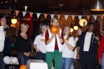 Utrecht 15 maart 2013
Prins van Oranje en Prinses Mï¿½xima gingen vanmorgen bowlen met bezoekers en vrijwilligers van het Catharijnehuis, Stichting Dagopvang Utrecht. Het Catharijnehuis biedt een ontmoetingsplaats voor dak- en thuislozen. Hier kunnen zij, met behulp van persoonlijke en praktische ondersteuning, in dagelijkse levensbehoeften voorzien en ingangen voor verdere hulpverlening vinden. De dienstverlening wordt voornamelijk geleverd door vrijwilligers.
Peter Smulders bv