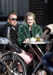 Amsterdam 5 maart 2013
Nikkie Plessen op terras met vrienden.
Peter Smulders bv