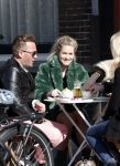 Amsterdam 5 maart 2013
Nikkie Plessen op terras met vrienden.
Peter Smulders bv