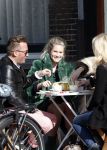 Amsterdam 5 maart 2013
Nikkie Plessen op terras met vrienden.
Peter Smulders bv