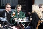 Amsterdam 5 maart 2013
Nikkie Plessen op terras met vrienden.
Peter Smulders bv