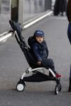 Amsterdam Schiphol 13 maart 2013
Doutzen Kroes en haar zoon Phyllon worden thuis door taxi opgehaald en naar schiphol gebracht.
Peter Smulders bv