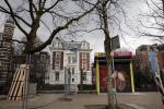 Amsterdam 11 februari 2013
Lovers heeft een kassa precies tegen over het huis van prins Bernhard geplaatst.
Peter Smulders bv