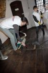 Bergen op zoom 16 maart 2013
Prinses Laurentien helpt mee met de grote schoonmaak in Museum De Gevangenpoort. De prinses en haar man prins Constantijn verrichten samen met hun kinderen  Eloise en Claus Cazimir de schoonmaakwerkzaamheden in het kader van de vrijwilligersactie NLdoet.
Peter Smulders bv