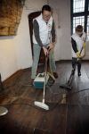 Bergen op zoom 16 maart 2013
Prinses Laurentien helpt mee met de grote schoonmaak in Museum De Gevangenpoort. De prinses en haar man prins Constantijn verrichten samen met hun kinderen  Eloise en Claus Cazimir de schoonmaakwerkzaamheden in het kader van de vrijwilligersactie NLdoet.
Peter Smulders bv