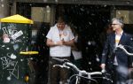 Utrecht 15 maart 2013
Prins van Oranje en Prinses Mï¿½xima gingen vanmorgen bowlen met bezoekers en vrijwilligers van het Catharijnehuis, Stichting Dagopvang Utrecht. Het Catharijnehuis biedt een ontmoetingsplaats voor dak- en thuislozen. Hier kunnen zij, met behulp van persoonlijke en praktische ondersteuning, in dagelijkse levensbehoeften voorzien en ingangen voor verdere hulpverlening vinden. De dienstverlening wordt voornamelijk geleverd door vrijwilligers.
Peter Smulders bv