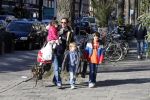 Amsterdam 12 maart 2013
Robert leroy met zijn kinderen op de scheldestraat.
Peter Smulders bv