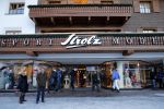 Lech/Zurs 18 en 19 februari 2013
Hotspots en winkels waar koningin Beatrix winkelt boodschappen doet en gaat eten/lunchen.
Peter Smulders bv